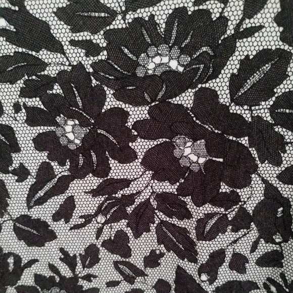 Issac Mizrahi Lace Print top - Picture 4 of 10